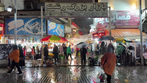 Der-Große-Basar,-Der-Lokale-Markt,-Der-Bauernfischmarkt-In-Rasht-Gilan-Im-Iran,-Bei-Nacht,-Leichter-Regen-In-Der-Herbstsaison,-Nebel,-Wir-Spazierten-Durch-Die-Urbane-Stadtlandschaft,-Haupttor-Und-Einkaufskonzept,-Das-Heutige-Leben-Im-Iran