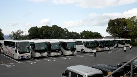 Filas-De-Autobuses-Turísticos-Estacionados-En-El-Estacionamiento-De-Kiyomizu-zaka.