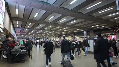 Busy-Commuters-And-Travellers-Walking-Through-St-Pancras-Concourse-During-December