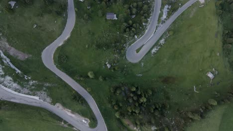 Malerische-Luftaufnahme-Von-Einer-Kurvenreichen-Straße-In-Den-Bergen