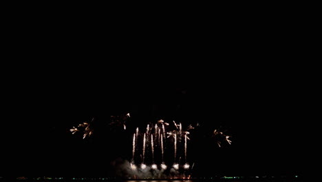 Bunte-Lichter-Explodieren-Nacheinander-Am-Nachthimmel-Für-Eine-Pyrotechnik-Vorführung-Bei-Einem-Internationalen-Feuerwerksfestival-In-Südostasien