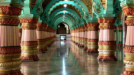 Vista-Interior-De-Los-Hermosos-E-Históricos-Pilares-Del-Lado-Izquierdo-Del-Palacio-De-Ambavilas-En-Mysore,-Karnataka,-India,-Enfoque-Selectivo