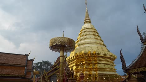 Buddhistischer-Tempel-Wat-Phra-That-Doi-Suthep-In-Thailand,-Bewölkter-Tag,-Handheld-Orbit
