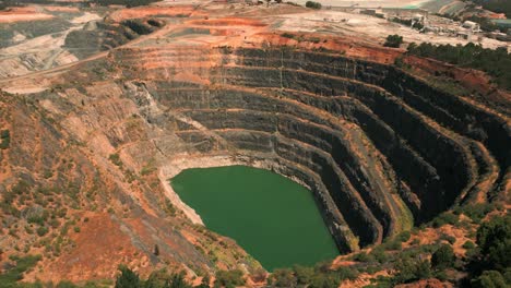 Drohnenaufnahme-Zeigt-Bergbaustandort-Im-Outback-Westaustraliens