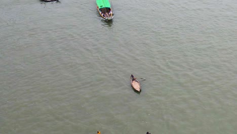 Bootsfahrt-über-Den-Kanal-Des-Buriganga-Flusses-In-Der-Nähe-Der-Stadt-Dhaka-In-Bangladesch