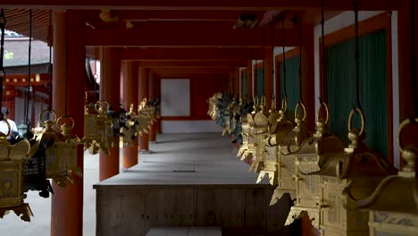 Toma-Panorámica-De-Linternas-En-El-Santuario-Kasuga-taisha-En-Japón