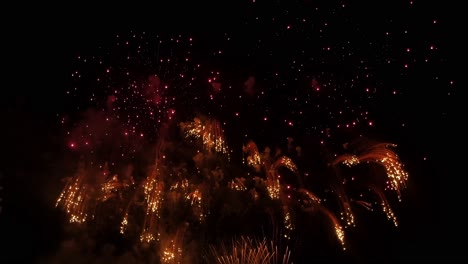 Funkelnde-Mehrfarbige-Lichter-Des-Pyrotechnik-Feuerwerksfestivals-In-Einem-Beliebten-Touristenziel-In-Südostasien