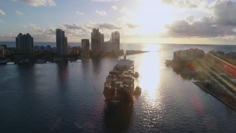 Frachtschiff---Drohnenantenne---Miami,-Florida