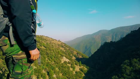 Excursionista-Mirando-Las-Montañas-En-El-Atlas-Argelino