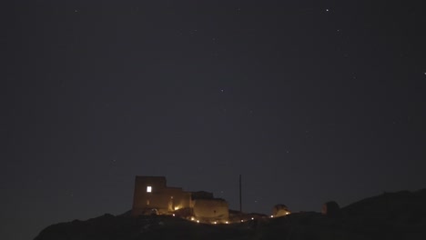 Ein-Wüstenhaus-Auf-Dem-Hügel-Bei-Nacht-In-Der-Iranischen-Lut-Wüste-Der-Nachthimmel-Voller-Sterne-Sternschnuppe-Meteorschauer-Geminiden-Perseiden-Dunkler-Himmel-Lehmziegelgebäude-In-Saudi-Arabien-Altes-Historisches-Gebäude