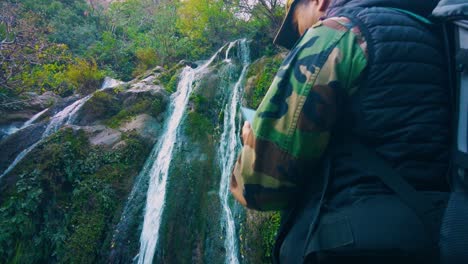 Ein-Wanderer-Macht-Mit-Seinem-Handy-Ein-Foto-Von-Einem-Herrlichen-Wasserfall-Auf-Dem-Gipfel-Des-Algerischen-Atlasgebirges