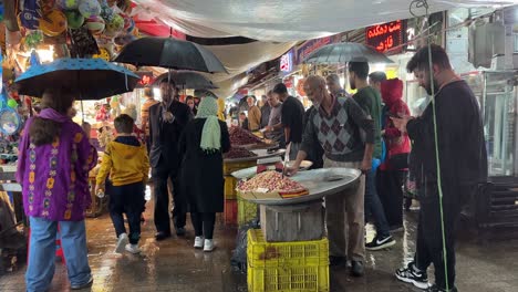 Rasht-Basar,-Einheimische,-Traditioneller-Bauernmarkt-Bei-Nacht,-Einkaufen,-Straßenessen,-Pistazien,-Frisches-Obst-Und-Lebensmittel-An-Einem-Regnerischen-Tag,-Wunderbare-Malerische-Aufnahme,-Landschaft,-Städtisches-Stadtbild,-Menschen,-Leben-Im-Iran