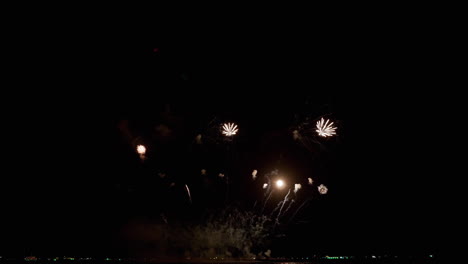 Beginnt-Mit-Drei-Raketen,-Gefolgt-Von-Silbernen-Pilzexplosionen-Und-Dann-Sternähnlichen-Explosionen-In-Großer-Höhe,-Pattaya-International-Fireworks-Festival-2023,-Thailand