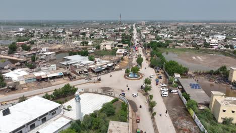 Drohnen-Draufsicht-Auf-Die-Stadt-Badin-In-Sindh,-Pakistan-In-Der-Nähe-Von-Allaha-Wala-Chowk-Mit-Klarem-Blauen-Himmel-An-Einem-Sonnigen-Tag