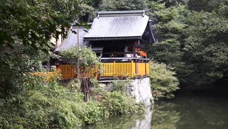 Santuario-Kumataka-Junto-A-Shin-ike-En-Fushimi-Inari-Taisha-Rodeado-De-árboles-Forestales