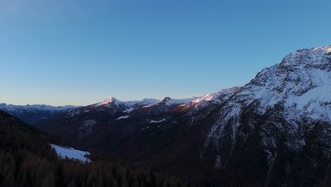 Panorama-Aéreo-Temprano-En-La-Mañana-De-Picos-Nevados-En-Los-Alpes-Italianos
