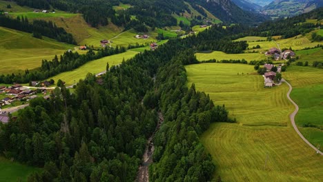 Vogelperspektive-Des-Dorfes-Sorenberg-Im-Tal-Der-Schweizer-Alpen,-Schweiz,-Europa