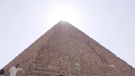 Hochwertiges-Bild-Der-ägyptischen-Pyramiden,-Eines-Der-Sieben-Weltwunder-Der-UNESCO,-Touristen,-Die-Die-Pyramiden-Besuchen