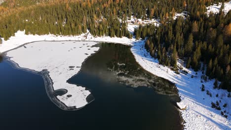 Lago-Palu-En-Valmalenco,-Italia,-Paisaje-Aéreo-Invernal-Con-árboles-Y-Nieve