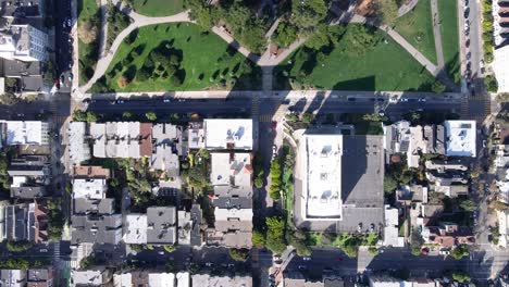 Luftaufnahme-Des-Alamo-Square-Park-In-San-Francisco-Mit-üppigem-Grün-Und-Ikonischen-Viktorianischen-Häusern