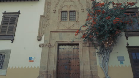 View-of-one-of-the-doors-of-Christopher-Columbus'-house-in-the-Vegueta-neighborhood,-in-the-city-of-Las-Palmas-de-Gran-Canaria