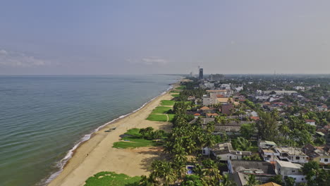 Negombo,-Sri-Lanka,-Luftaufnahme-V6,-Drohnenüberflug,-Goldener-Sand,-Brauner-Strand,-Aufnahme-Von-Hotels-Und-Wohnhäusern-Am-Meer-Entlang-Der-Langen-Sandstrände-–-Aufgenommen-Mit-Mavic-3-Cine-–-April-2023