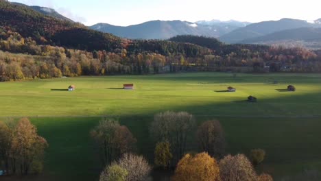 Luftaufnahme-Von-Feldern-Rund-Um-Die-Bergstadt-Lenggries-In-Bayern-An-Einem-Sonnigen-Herbsttag