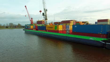 Verladung-Von-Seecontainern-Auf-Ein-Schiff-Mit-Einem-Kran
