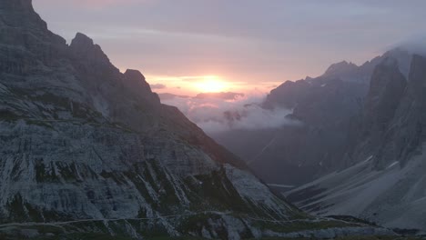 Felsige-Berge,-Gefilmt-Mit-Einer-Drohne-Bei-Sonnenaufgang-In-Den-Italienischen-Alpen,-Dolomiten