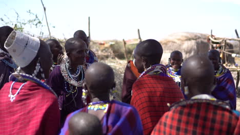 Mujeres-De-La-Tribu-Masai-Con-Cabezas-Rapadas-En-Cámara-Lenta-Ritual-De-Danza-Saltadora