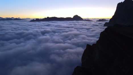 Malerische-4K-Luftaufnahmen,-Aufgenommen-Mit-Einer-Drohne-über-Wolken-In-Den-Italienischen-Alpen,-Dolomiten