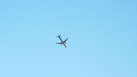 Avión-Volando-En-El-Cielo-Azul,-Vista-Desde-Abajo
