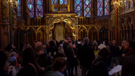 Group-of-tourists-inside-the-main-chapel-of-the-Sainte-Chapelle-church-in-Paris,-France---Ornaments-of-purple-stained-glass-architecture