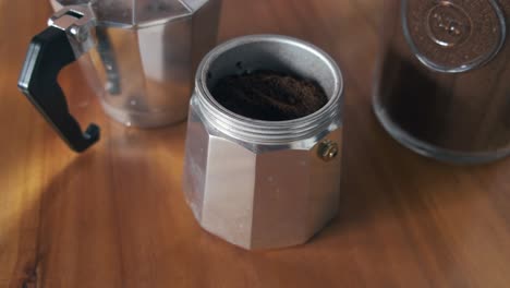 Gemahlener-Kaffee-Wird-In-Der-Moka-Kanne-Zubereitet-Und-Ist-Morgens-Zum-Brühen-Bereit