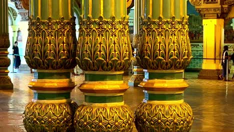 Hermosa-Vista-Interior-Del-Hermoso-Palacio-Histórico-De-Ambavilas-En-Mysore,-Karnataka,-India
