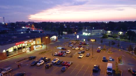 Parkplatz-Vor-Dem-Metro-Supermarkt-Bei-Sonnenuntergang-In-Montreal,-Quebec,-Kanada