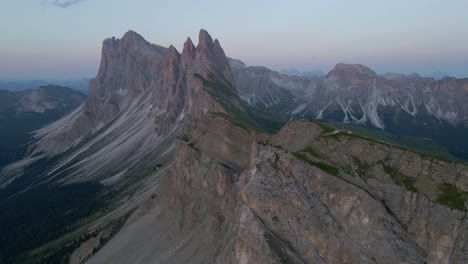 Malerische-4K-Luftaufnahmen,-Aufgenommen-Mit-Einer-DJI-Drohne-In-Den-Italienischen-Alpen,-Dolomiten,-Seceda-Bei-Sonnenaufgang