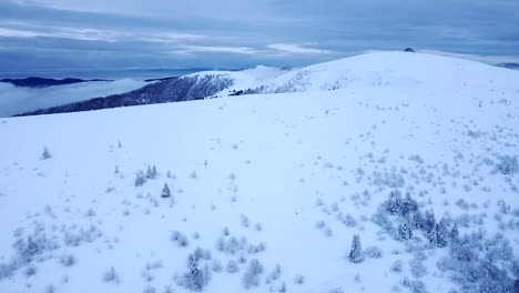 Die-Winterlandschaft-Aus-Der-Luft-Zeigt-Den-Schneebedeckten-Hohneck-Gipfel-Mit-Wolken-In-Den-Hautes-Vogesen,-Frankreich