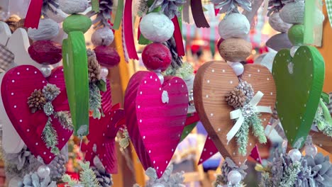 Herzförmige-Weihnachtsdekoration-Auf-Einem-Weihnachtsmarkt