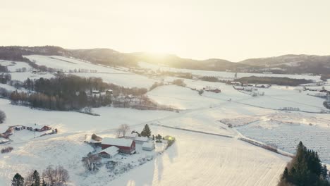 Bauernhaus-Und-Verschneite-Ländliche-Landschaft-Bei-Sonnenaufgang