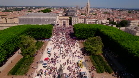 Menschen-Feiern-Den-Gay-Pride-In-Den-Gärten-Von-Peyrou-In-Montpellier,-Luftaufnahme