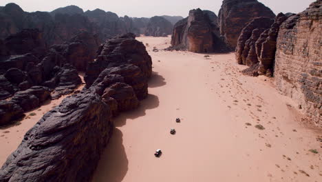 Vier-mal-vier-Geländewagen-Fahren-Durch-Die-Sahara-Wüste-Im-Nationalpark-Tassili-Najjer,-Djanet,-Algerien
