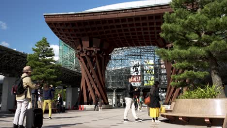 Touristen-Machen-Fotos-Vor-Dem-Tsuzumi-Mon-Tor-Des-Bahnhofs-Kanazawa