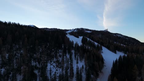 Flug-Am-Frühen-Morgen-über-Schneebedeckte-Berge,-Valmalenco,-Italien,-Luftlandschaft