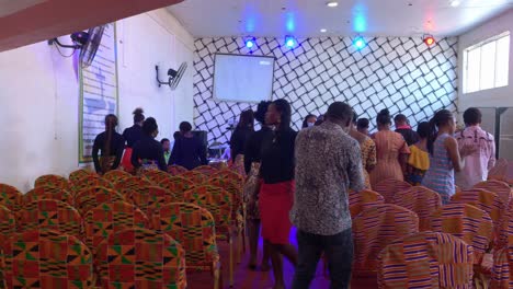 Fröhliche-Afrikanische-Menschen-Tanzen-Und-Klatschen-Gemeinsam-In-Der-Rustikalen-Kirche