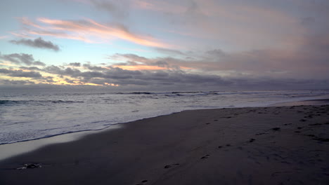 Ein-Wunderschöner-Sonnenuntergang-An-Einem-Strand-In-Encinitas,-Kalifornien
