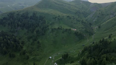 Antenas-Panorámicas-De-4k-Filmadas-Con-Drones-Dji-En-Los-Alpes-Italianos,-Dolomitas