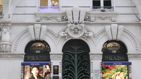 Luxusmode-Schaufenster-Mit-Wunderschöner-Außenarchitektur-In-Portugal