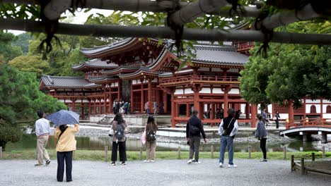 Tourists-Seeing-Phoenix-Hall-At-Byodo-In