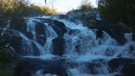 Das-Wasser-Des-Castriz-Wasserfalls-Fließt-Im-Sommer-In-Santa-Comba,-Galicien,-Spanien-Zum-Fluss